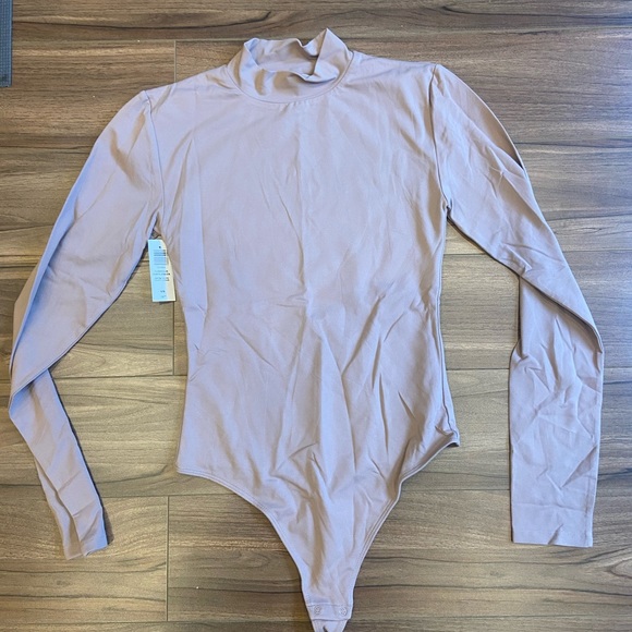 NWT Aritzia Babaton Contour Turtleneck Bodysuit - M - Picture 2 of 5